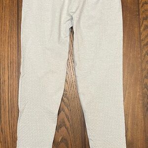 Gymshark women’s light gray  Leggings with Textured Fabric and Comfortable Fit